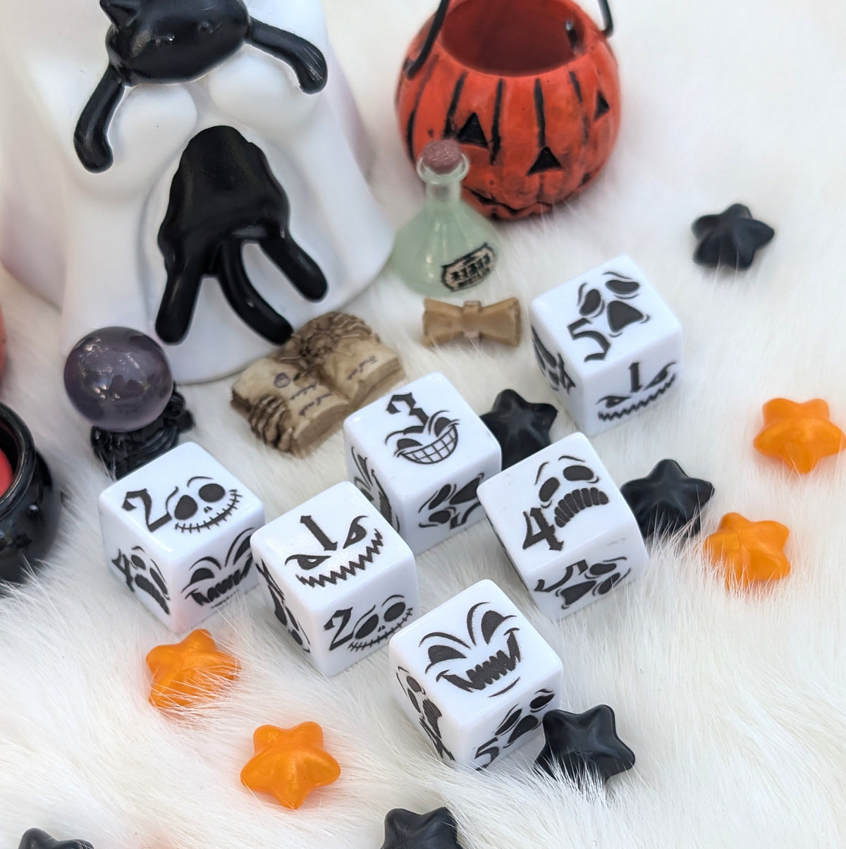 Spooky Ghost D6 Dice Set - Black & White - Little Nightmares