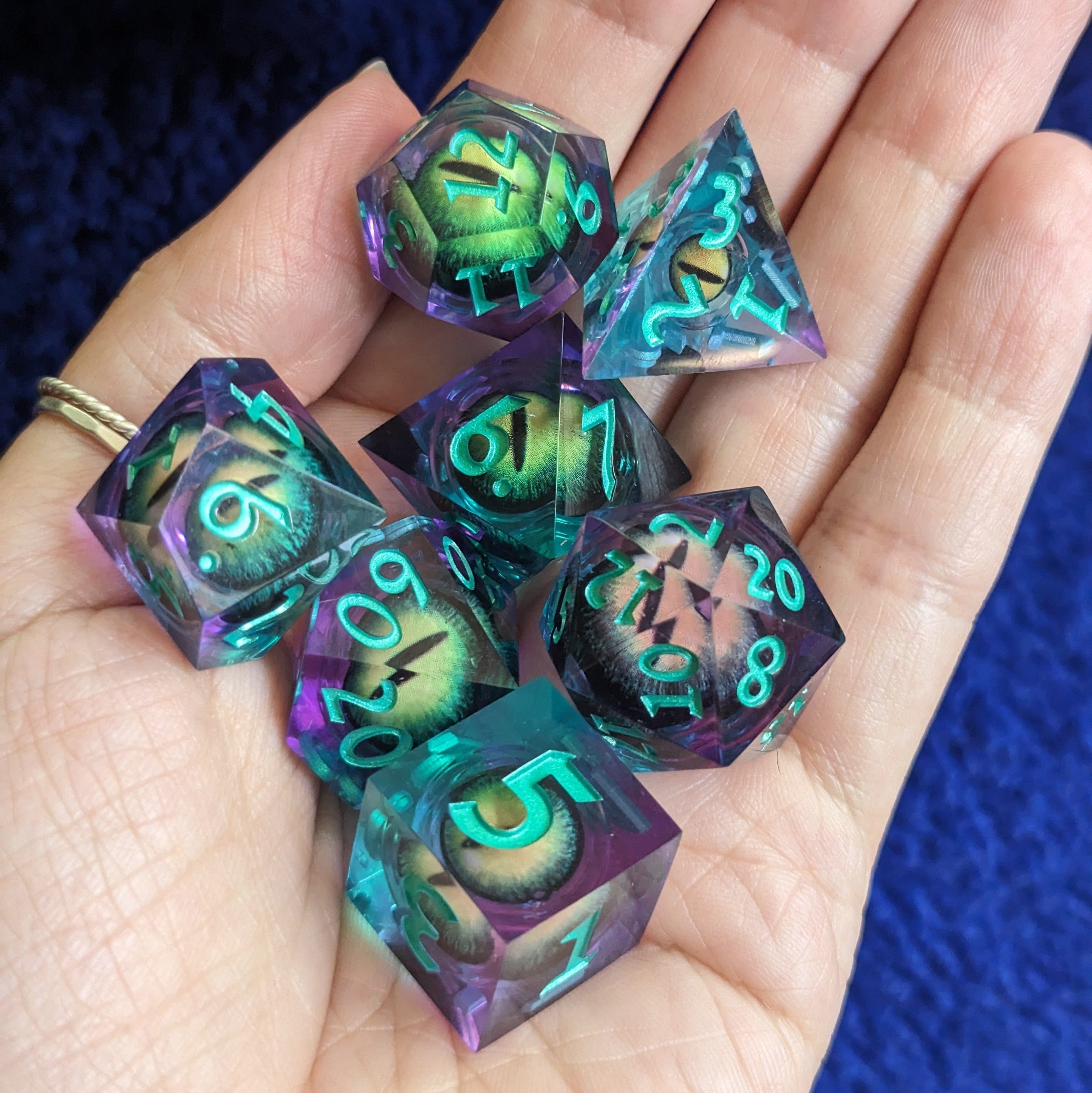 Draconic Moving Eye Liquid Core Sharp Edge Resin DnD Dice Set Fennek