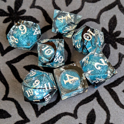 Feather Liquid Core Dice Set – 7pc Sharp Edge with Crystal D4 Dice Fennek and Finch