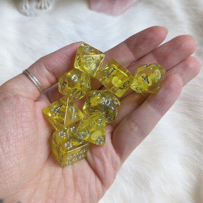 Lemon 8 Piece Dice Set – Clear Yellow Lemon Slices Glitter Paw Print D6 - Fennek and Finch