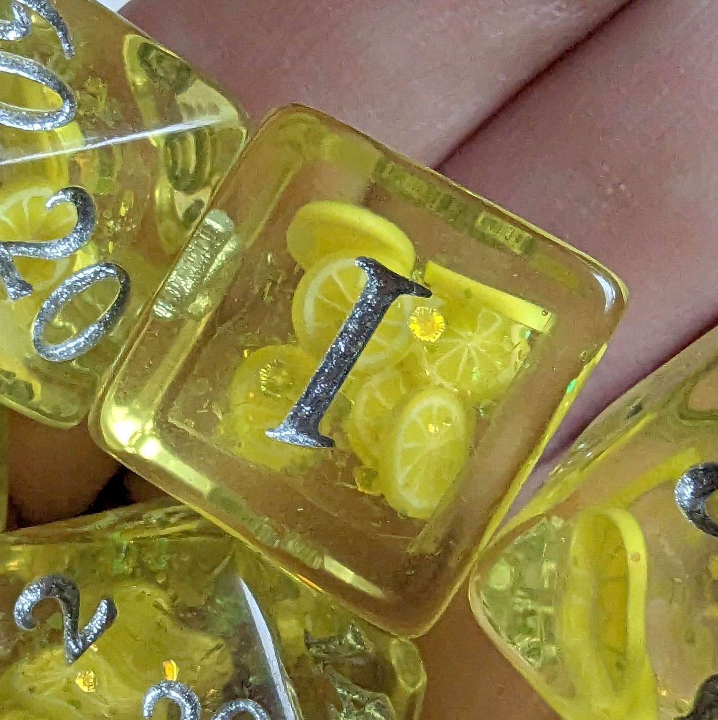 Lemon 8 Piece Dice Set – Clear Yellow Lemon Slices Glitter Paw Print D6 - Fennek and Finch