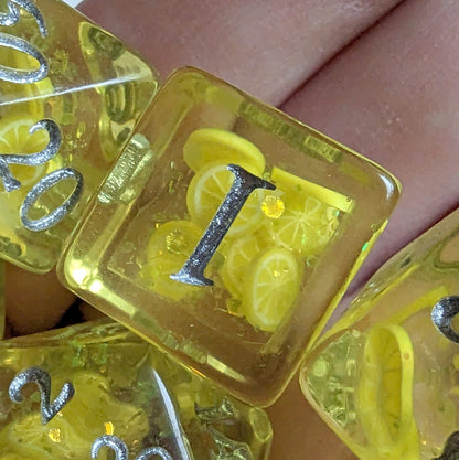 Lemon 8 Piece Dice Set – Clear Yellow Lemon Slices Glitter Paw Print D6 - Fennek and Finch