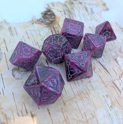 Luscious Castle Dice – 7 - Piece Extra Large 25mm Purple Pink Glitter DnD Dice - Fennek and Finch
