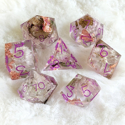 Magenta Ink Daisy Sharp Edge DnD Dice Set – 7 - Piece with Real Flowers | Fennek & Finch - Fennek and Finch