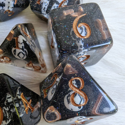 Mementos Dice Set – 8-Piece Bird Skull Raven Queen | Fennek & Finch Dice sets Fennek and Finch