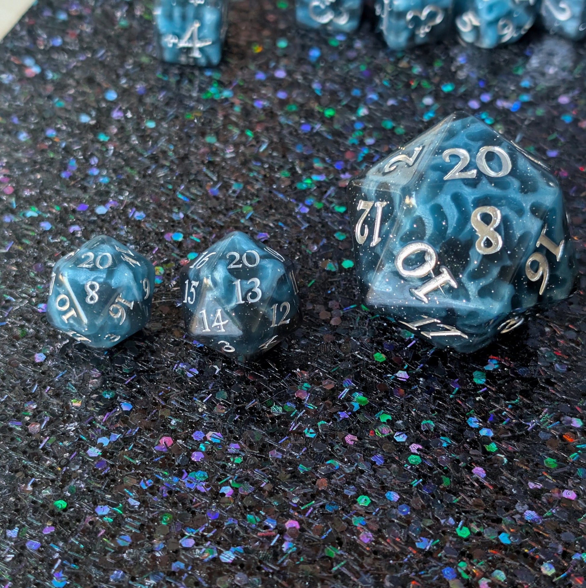 Mystic Mind - Black Blue Spindown D20 Dice Fennek and Finch