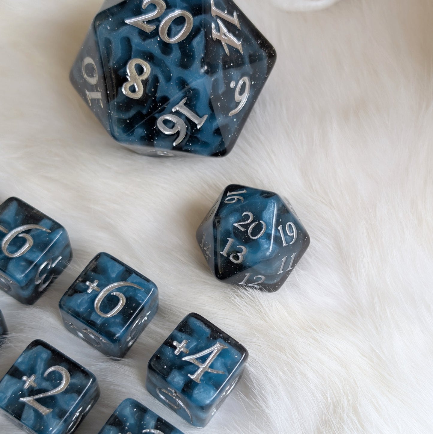 Mystic Mind - Black Blue Spindown D20 Dice Fennek and Finch