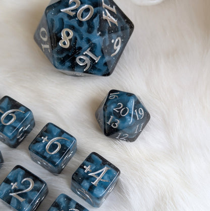 Mystic Mind - Black Blue Spindown D20 Dice Fennek and Finch
