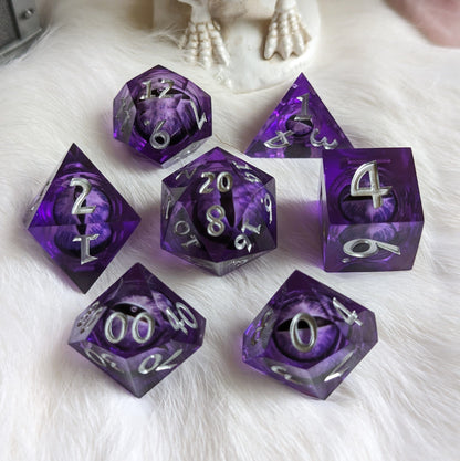 Purple moving eye resin DnD dice set with sharp edges, perfect for tabletop games like Dungeons and Dragons. 7 polyhedral dice pieces.