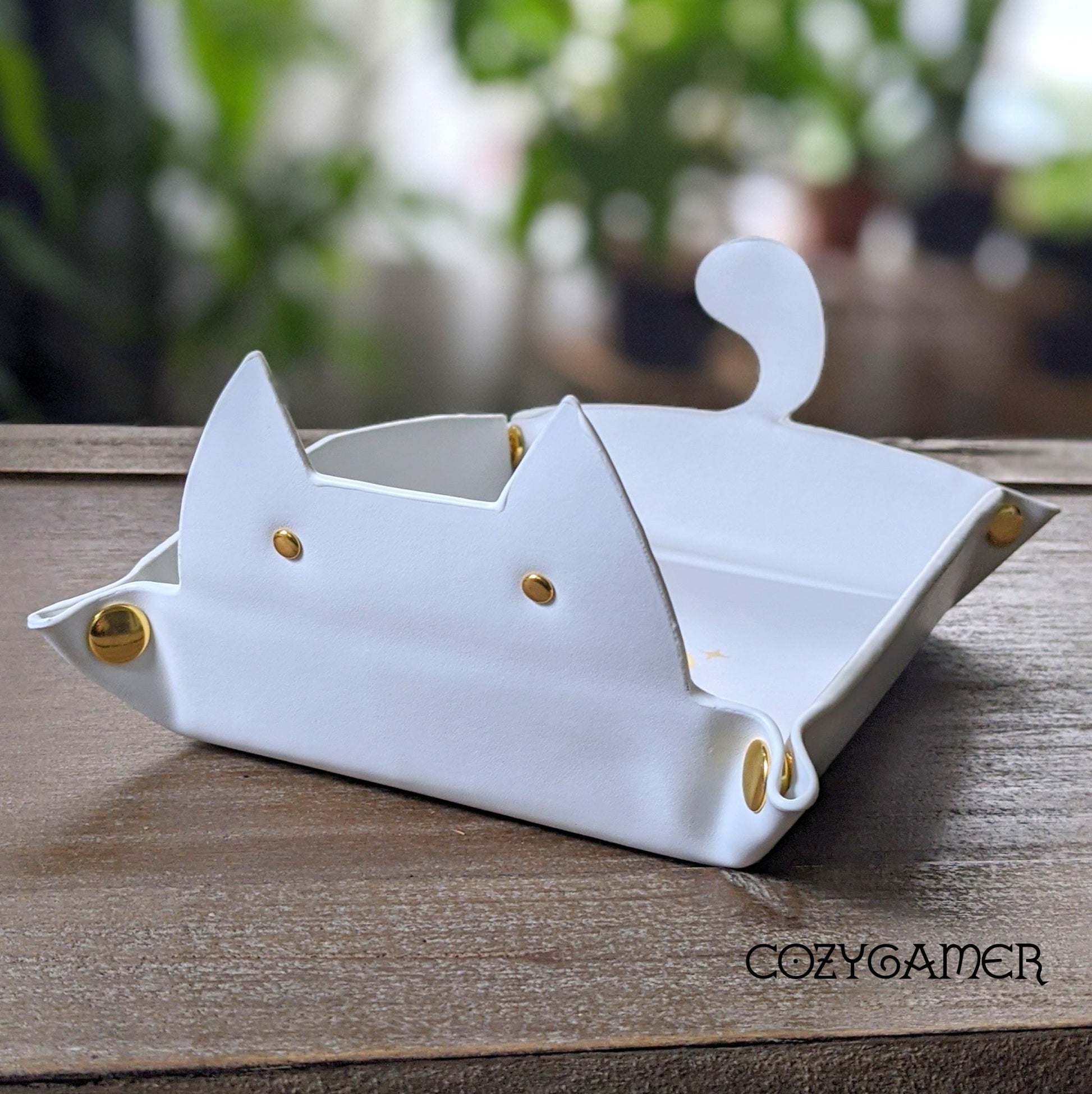 White Cat Dice Tray – Foldable PU Leather Rolling Tray for DnD | Fennek & Finch - Fennek and Finch