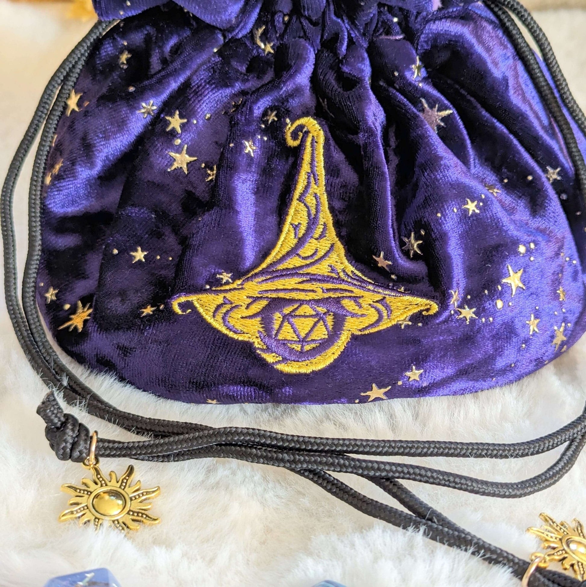 Wizard Dice Bag – Multi-Pocket Purple Velvet D20 Pouch for DnD Dice Storage Fennek and Finch