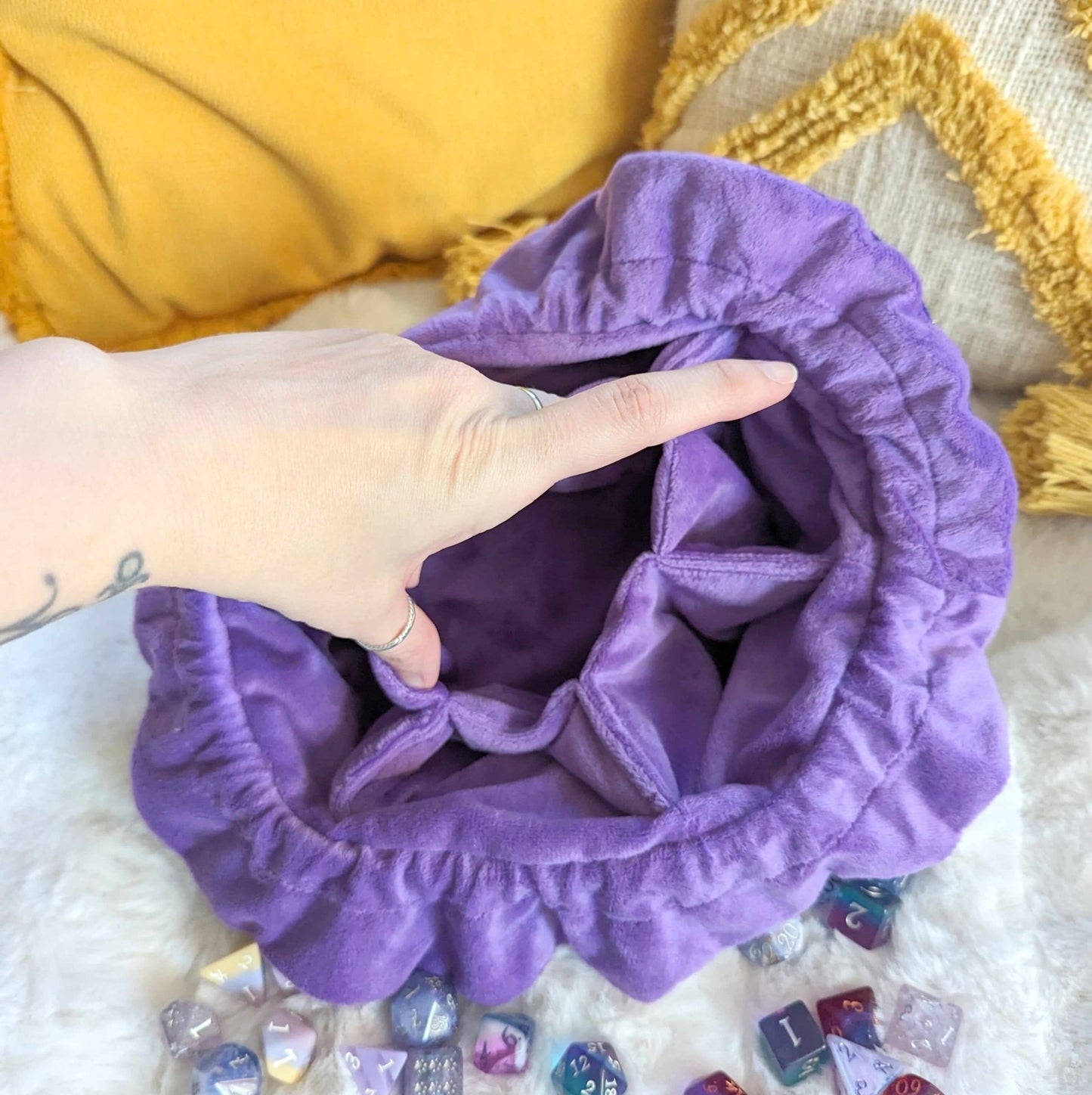 Wizard Dice Bag – Multi-Pocket Purple Velvet D20 Pouch for DnD Dice Storage Fennek and Finch