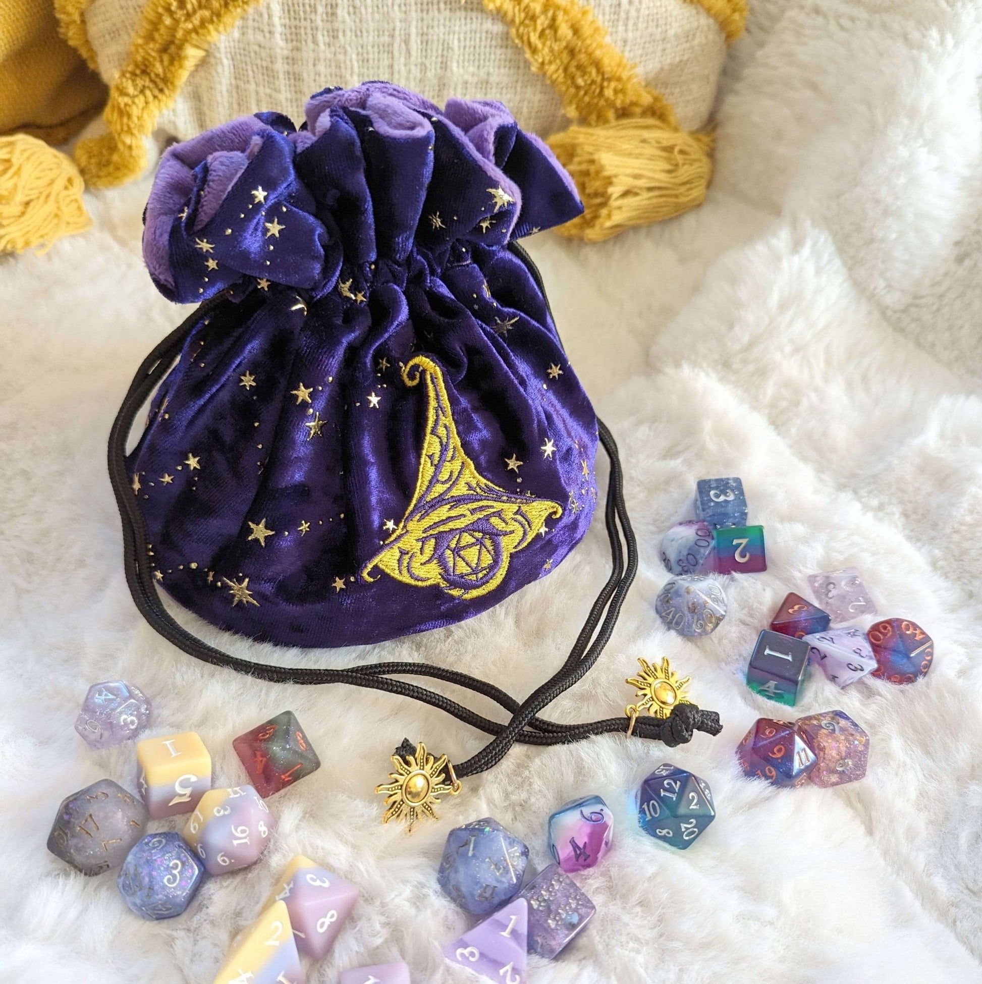 Wizard Dice Bag – Multi-Pocket Purple Velvet D20 Pouch for DnD Dice Storage Fennek and Finch