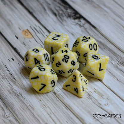 Cracked Porcelain DnD Dice Set – 7-Piece White Yellow Web Resin Dice Dice sets Fennek and Finch