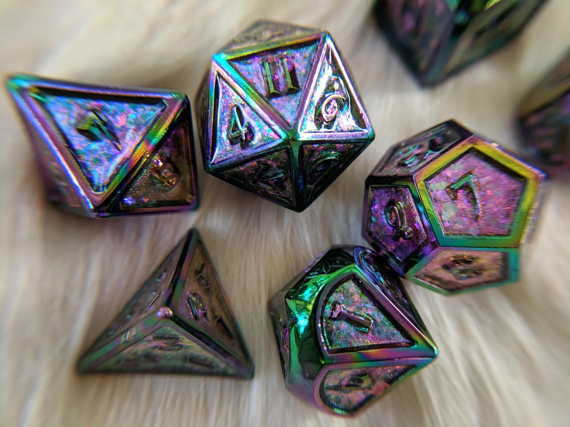 Glittering Peacock Metal Dice Set – Rainbow Glitter with Rainbow Trim - Fennek and Finch