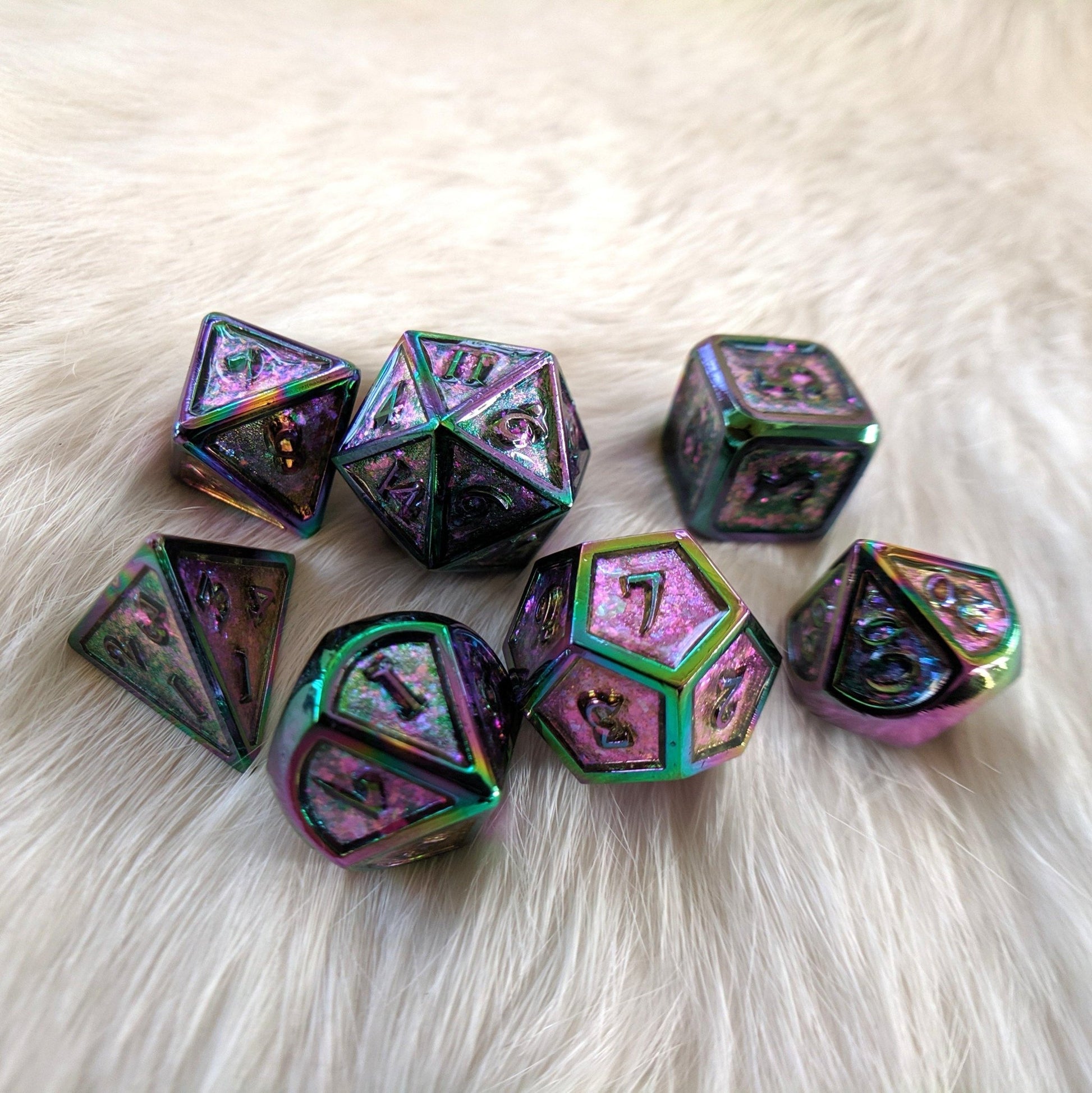 Glittering Peacock Metal Dice Set – Rainbow Glitter with Rainbow Trim - Fennek and Finch