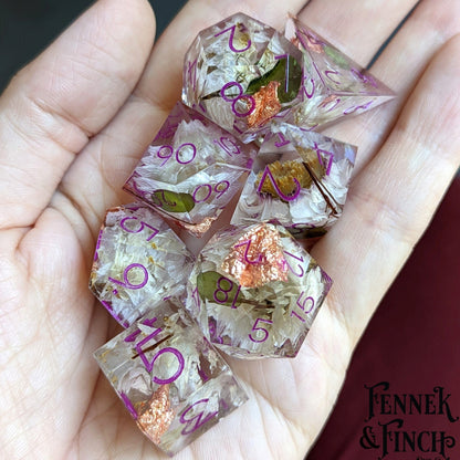 Magenta Ink Daisy Sharp Edge DnD Dice Set – 7 - Piece with Real Flowers | Fennek & Finch - Fennek and Finch