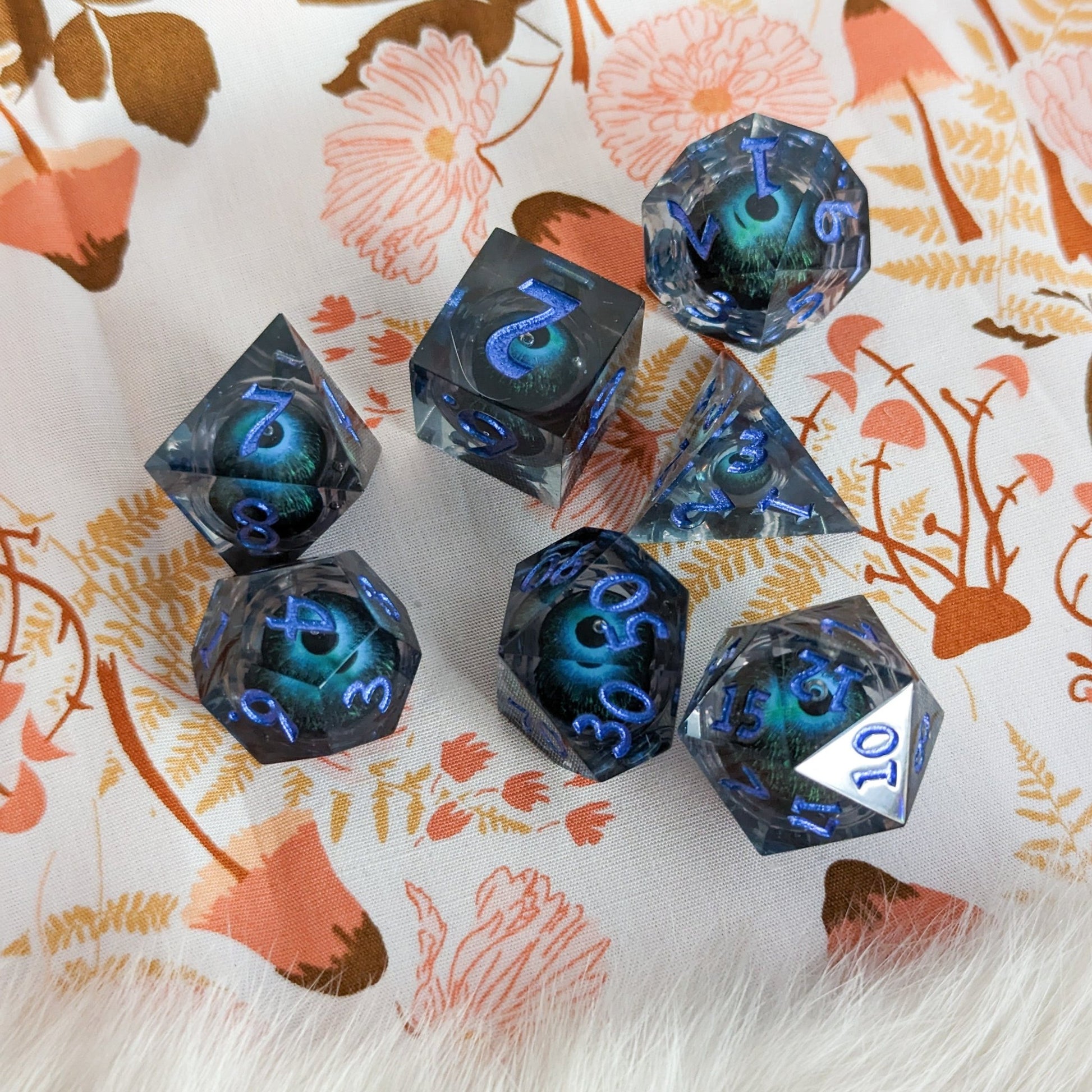 Moving Eye Liquid Core Dice Set – 7 - Piece Sharp Edge Floating Eye DnD - Fennek and Finch