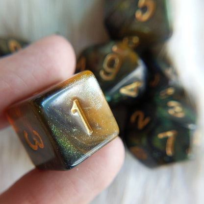 Nightingale Dice Set – 7-Piece Green Orange Gold Red Micro Shimmer Galaxy DnD Dice sets Fennek and Finch