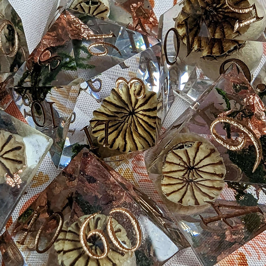Poppy Pods and Moss Sharp Edge Dice Set – 7-Piece Botanical DnD Dice | Fennek & Finch Dice Sets & Games Fennek & Finch