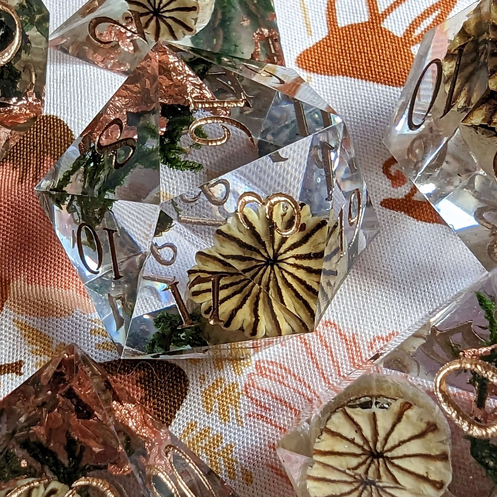 Poppy Pods and Moss Sharp Edge Dice Set – 7 - Piece Botanical DnD Dice | Fennek & Finch - Fennek and Finch