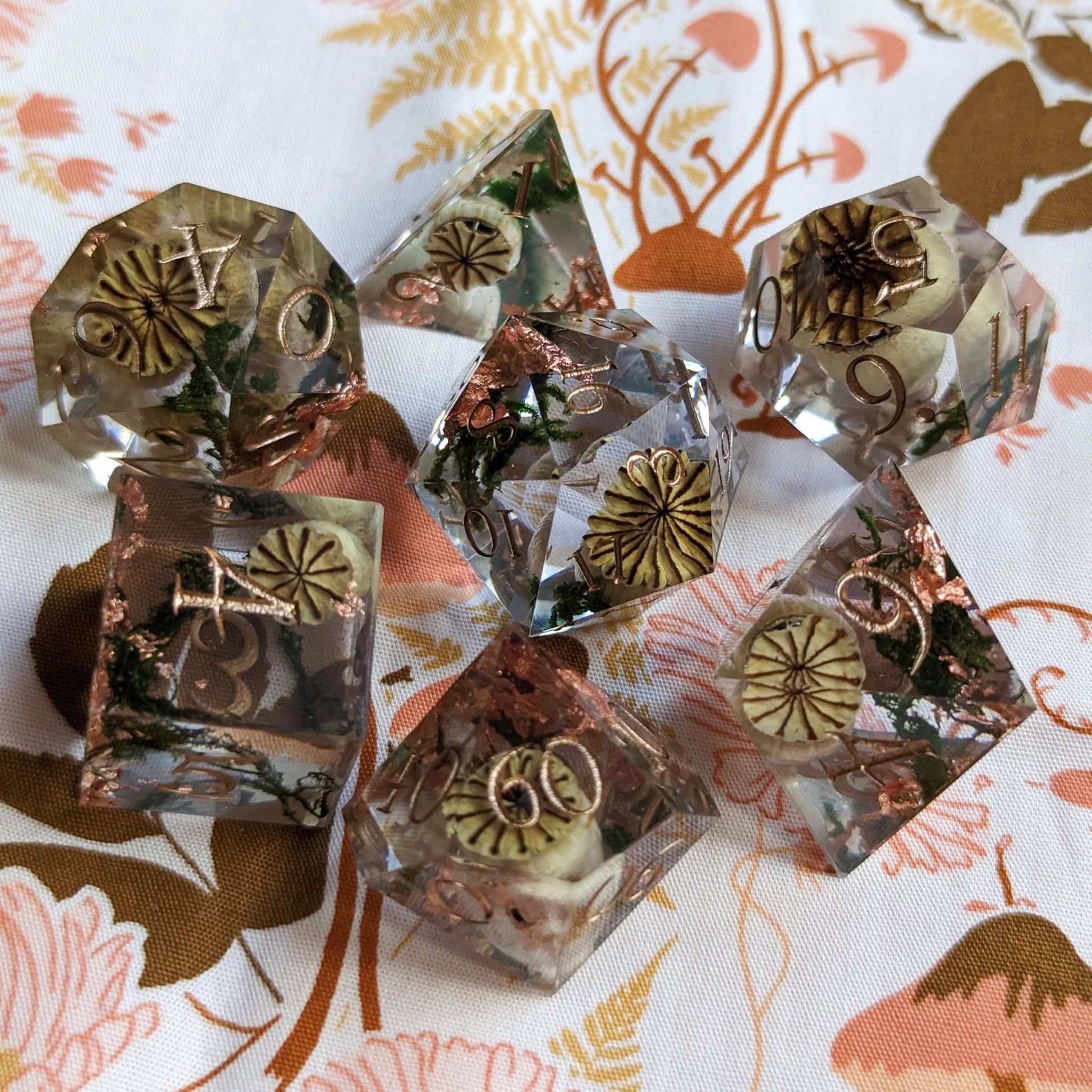Poppy Pods and Moss Sharp Edge Dice Set – 7 - Piece Botanical DnD Dice | Fennek & Finch - Fennek and Finch