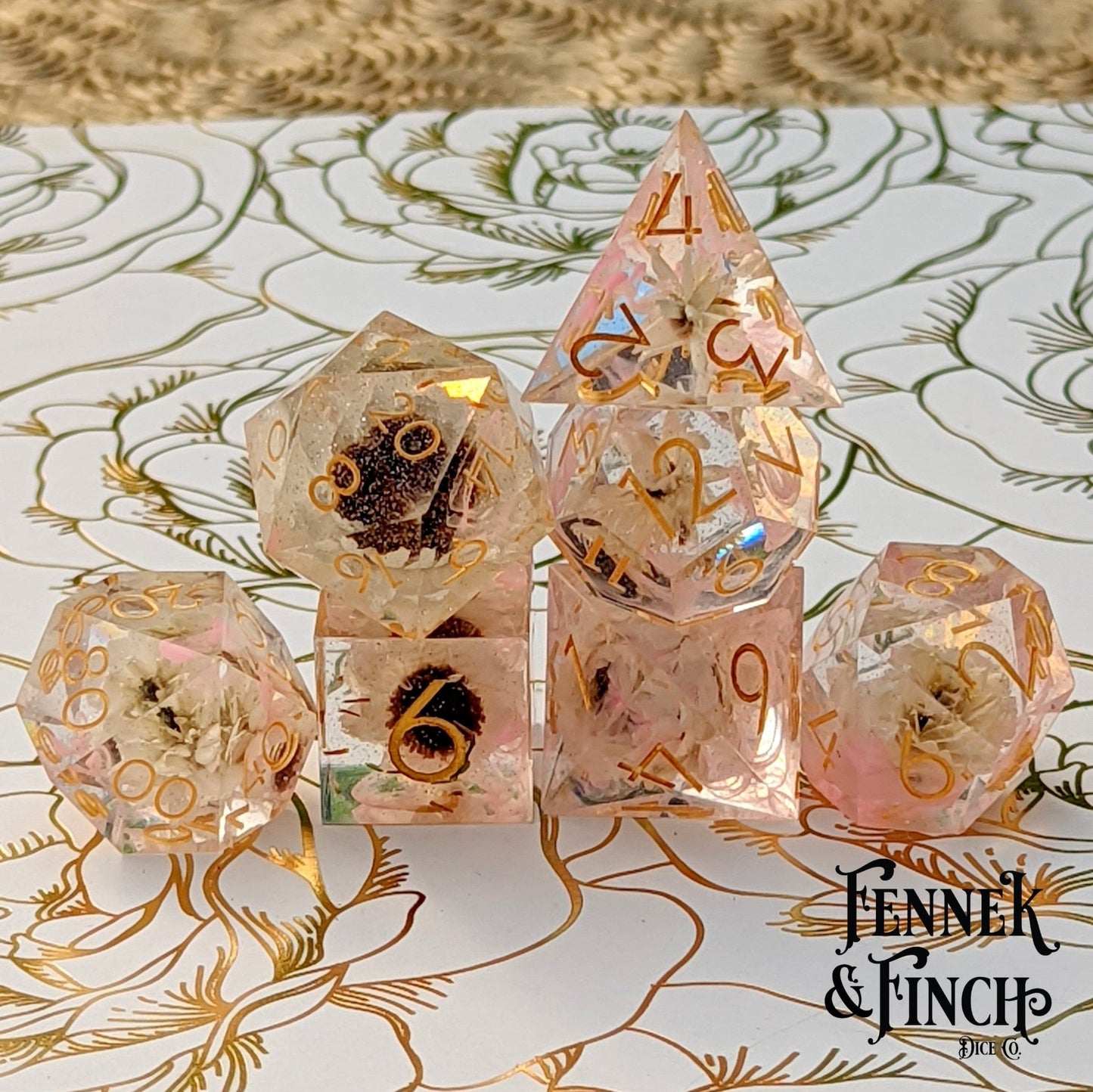 Whispering Daisy DnD Dice Set – 7 - Piece Sharp Edge with Real Daisies | Fennek & Finch - Fennek and Finch