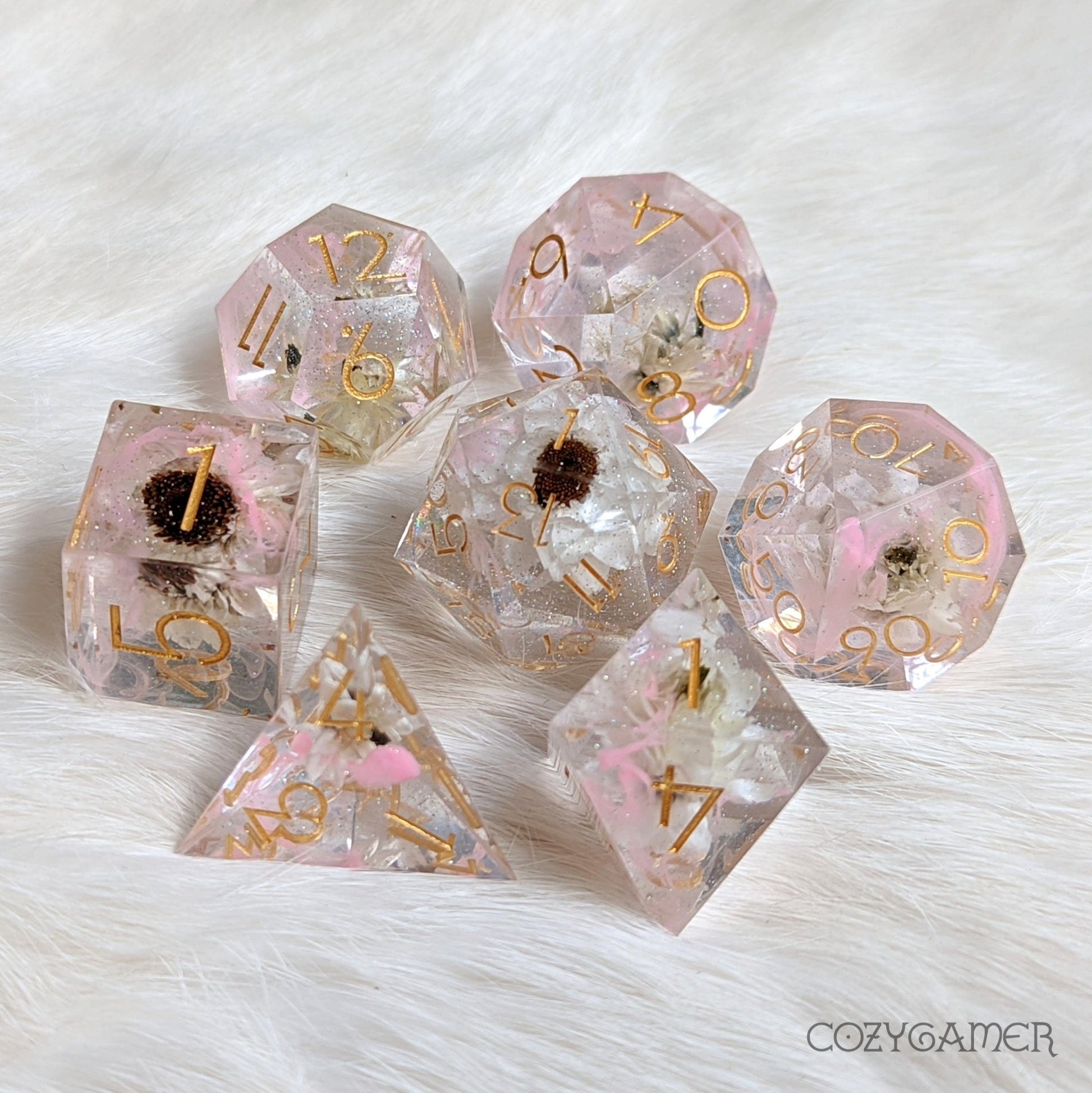 Whispering Daisy DnD Dice Set – 7 - Piece Sharp Edge with Real Daisies | Fennek & Finch - Fennek and Finch