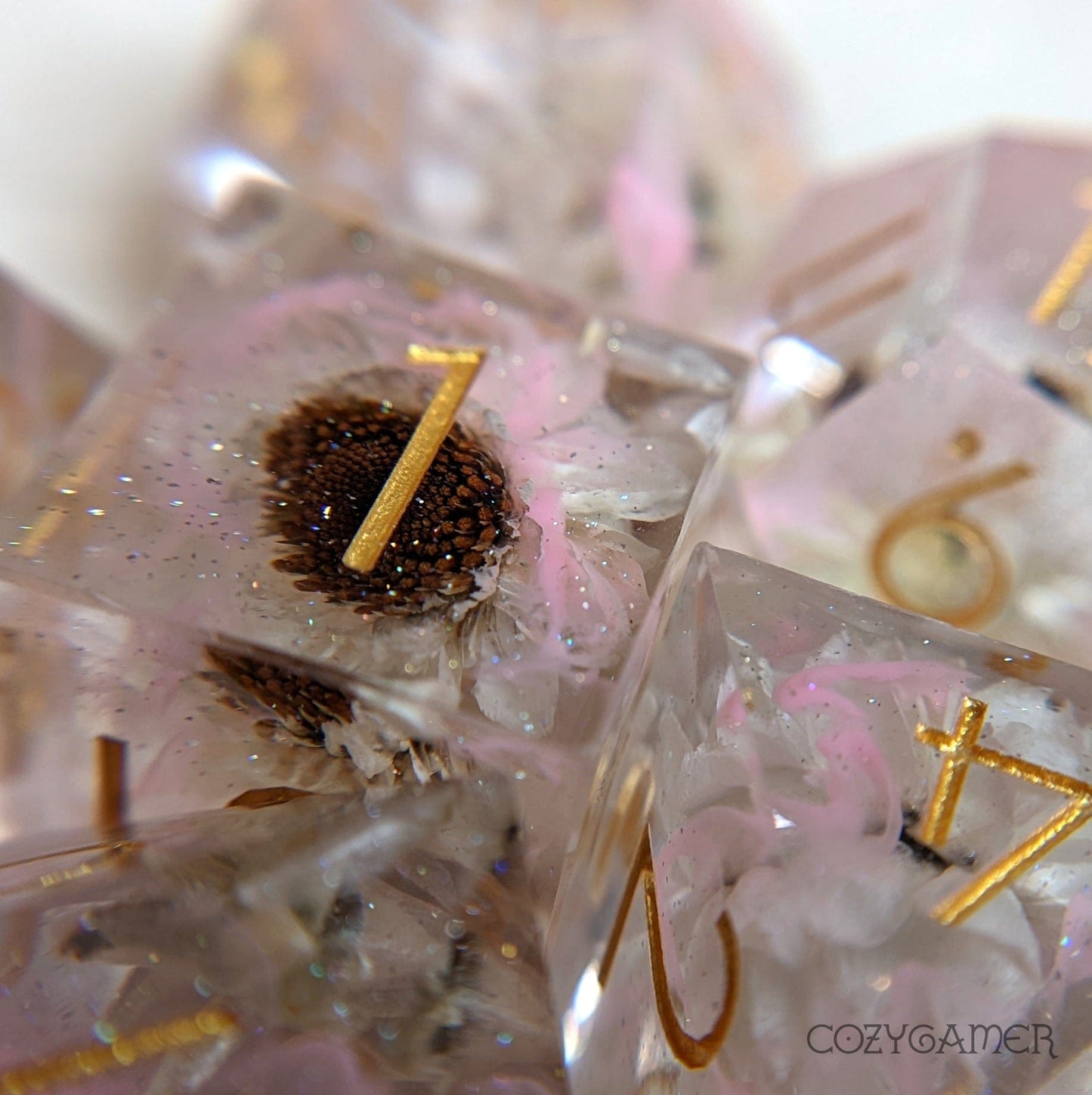 Whispering Daisy DnD Dice Set – 7 - Piece Sharp Edge with Real Daisies | Fennek & Finch - Fennek and Finch