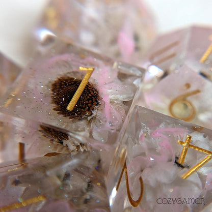 Whispering Daisy DnD Dice Set – 7 - Piece Sharp Edge with Real Daisies | Fennek & Finch - Fennek and Finch