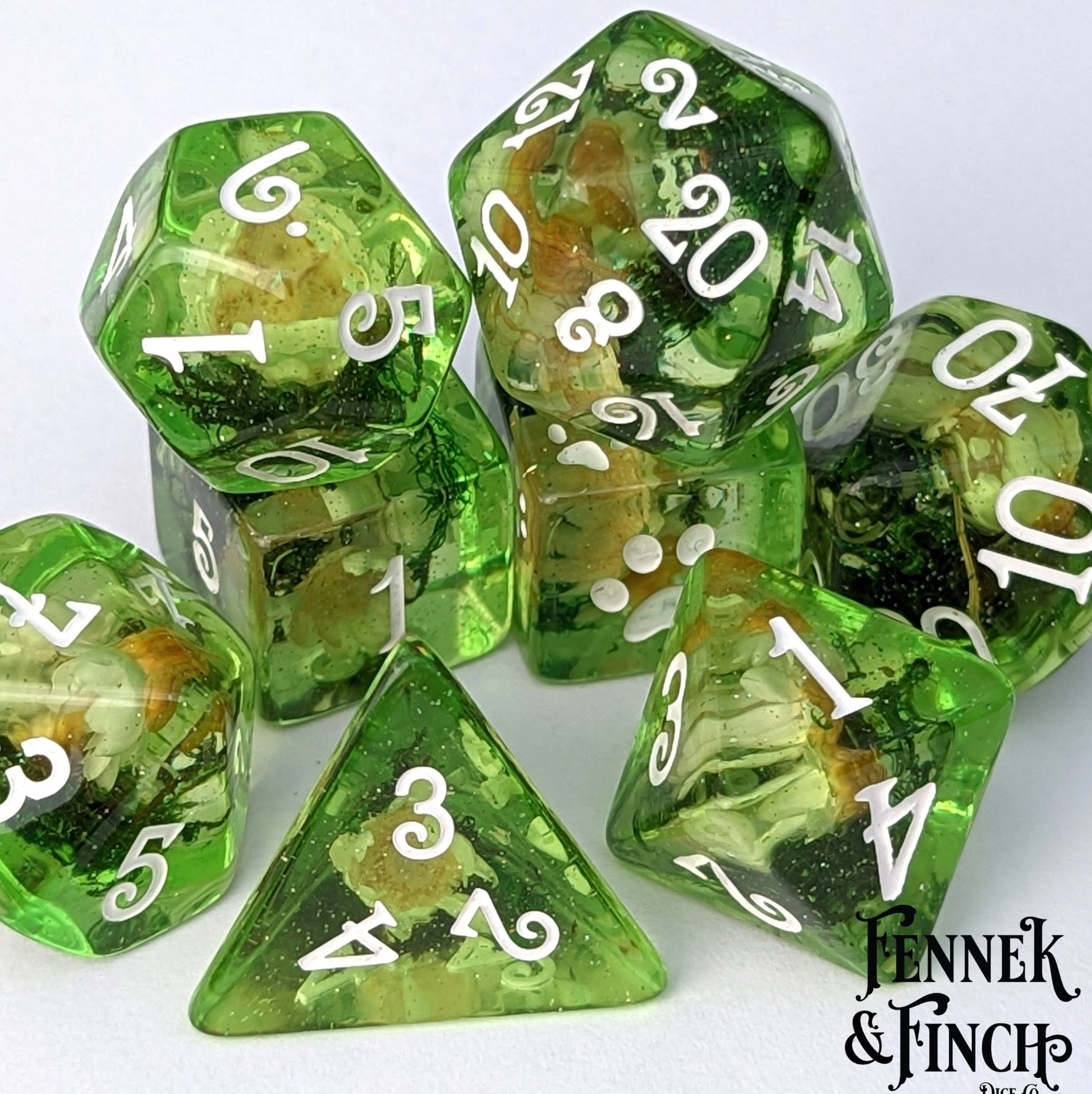 White Flowers and Moss DnD Dice Set – 8 - Piece with Real Botanicals | Fennek & Finch - Fennek and Finch